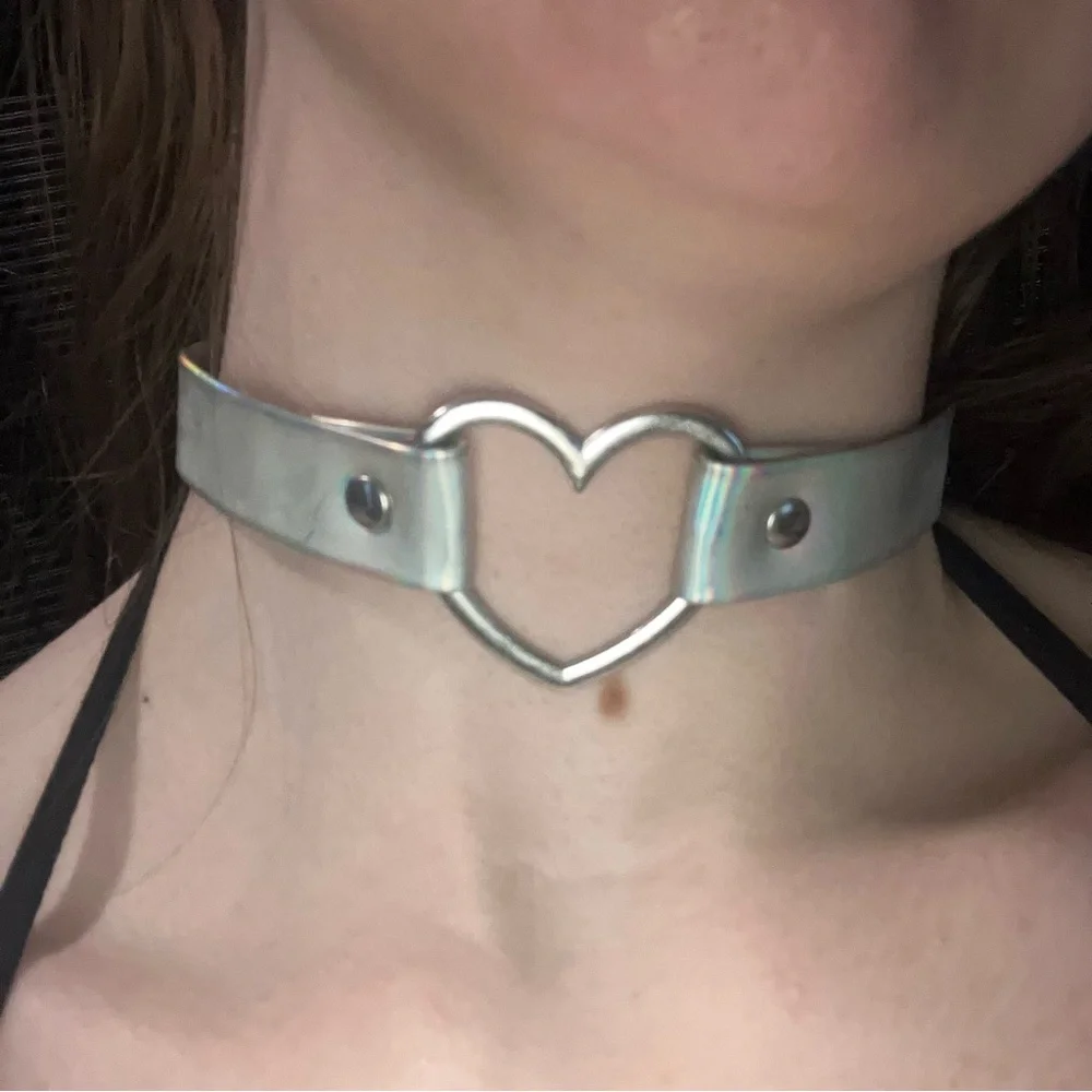 2016 TUMBLR GRUNGE HOLOGRAPHIC SILVER HEART CHOKER - Picture 9 of 14